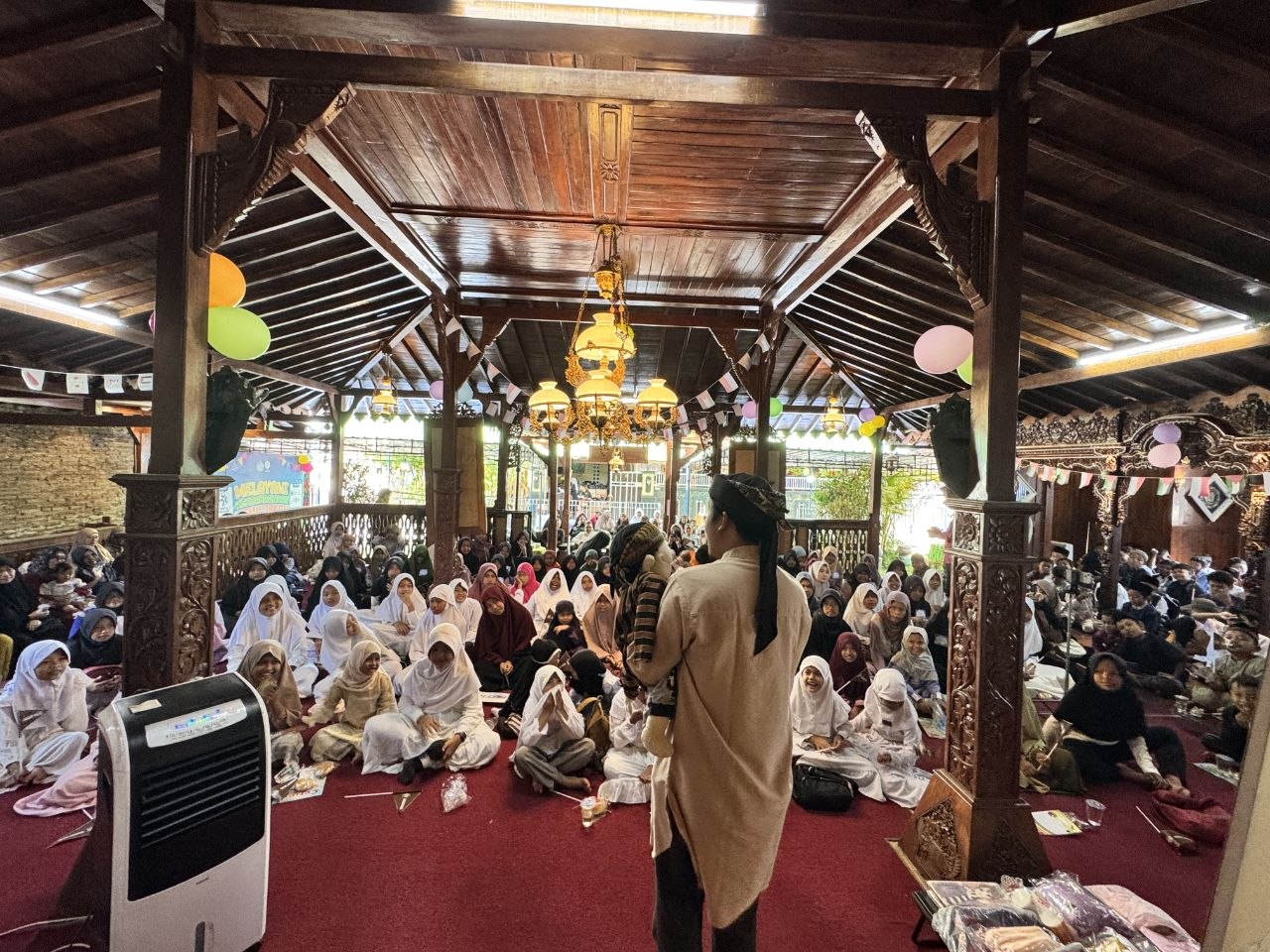 Sehari Bersama 200 Anak Yatim By Pendopo Iman : Berbagi Cerita, Senyum Dan Kebahagiaan.